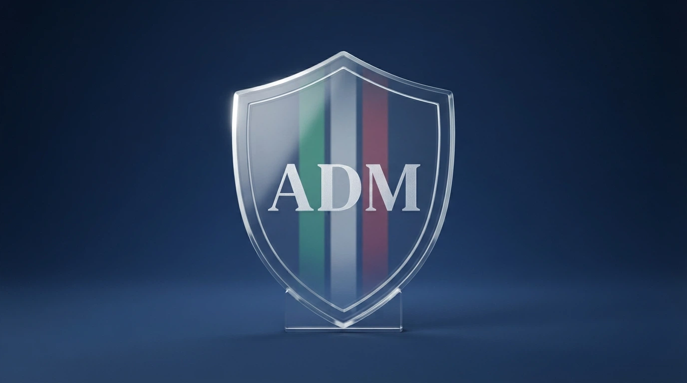 il logo ADM su uno scudo trasparente sovrapposto a una bandiera italiana